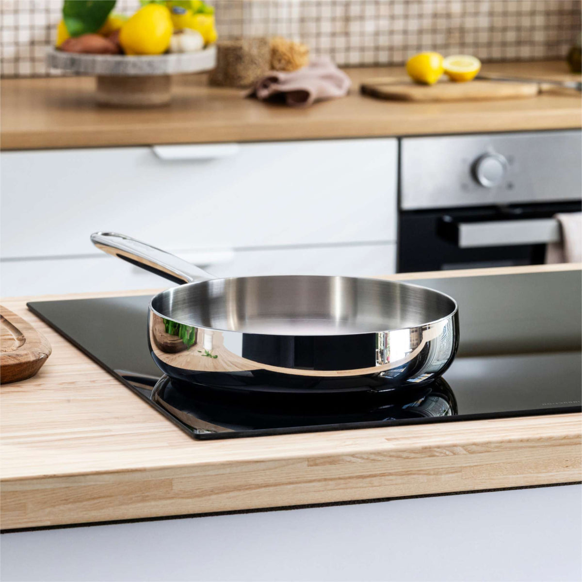 Belly-frying-pan-stainless-steel-24-cm-lifestyle