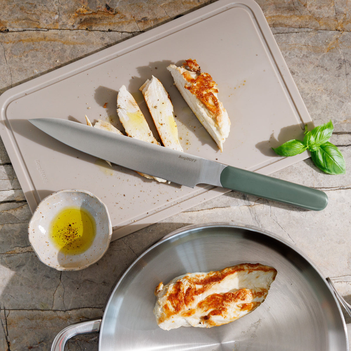 Elements-carving-knife-20-cm-khaki-lifestyle