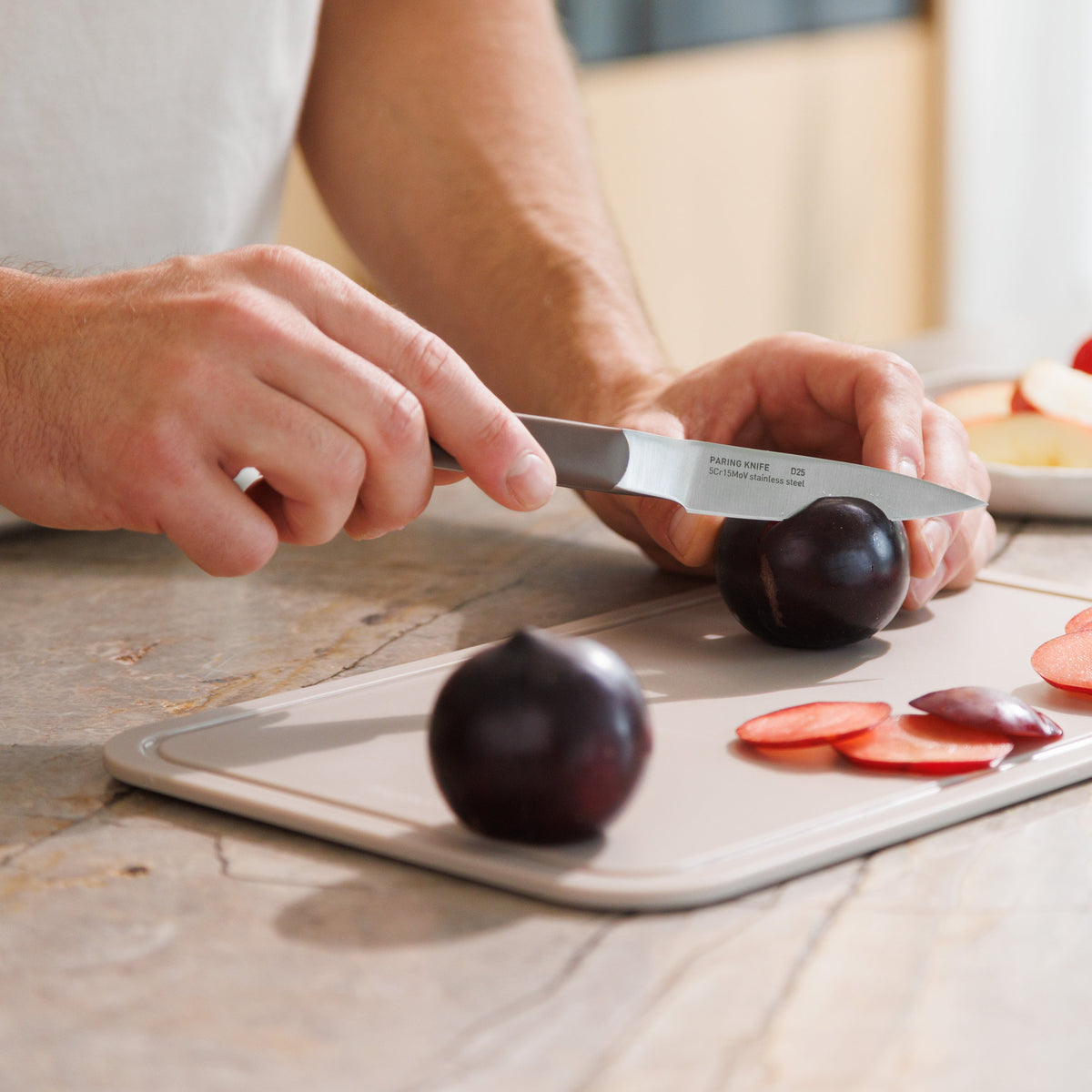 Elements-paring-knife-8,6-cm-aubergine-lifestyle