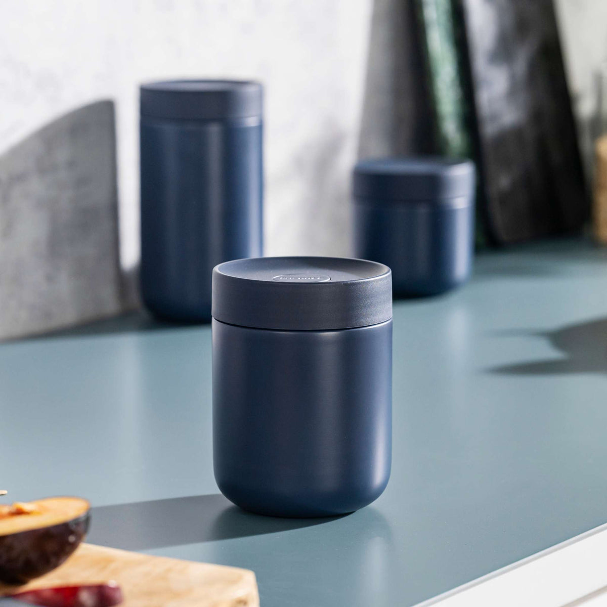 Nommie-Snackable-food-jar-navy-50CL-1