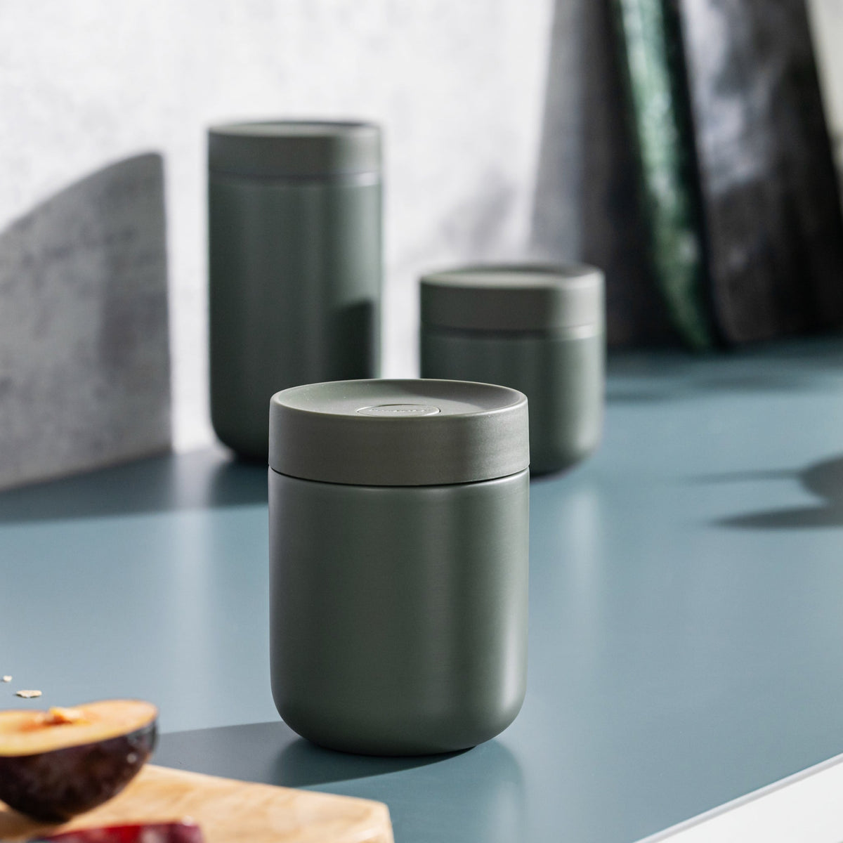 Nommie-snackable-food-jar-khaki-0,50L-lifestyle
