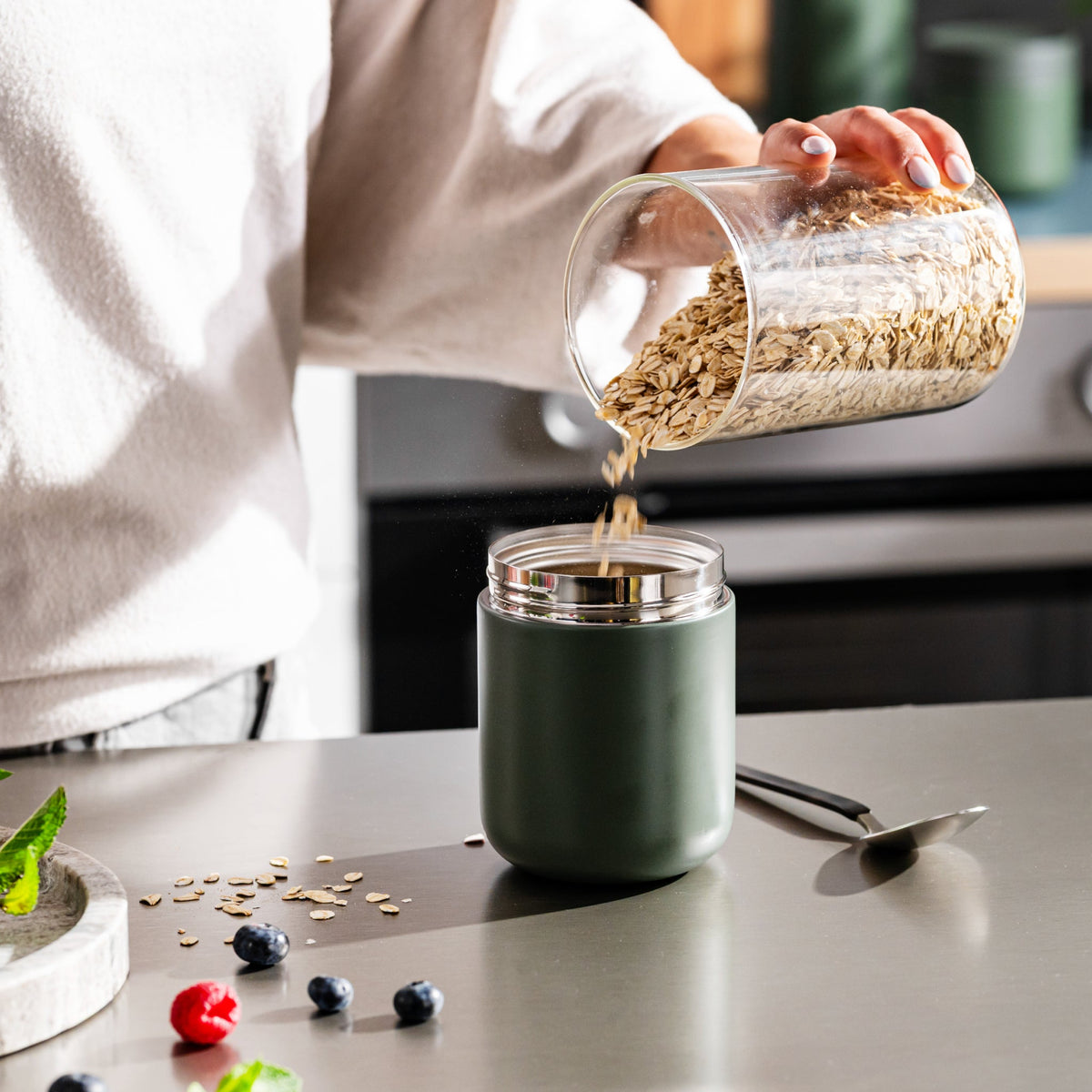 Nommie-snackable-food-jar-khaki-0,50L-oats-lunch-prep