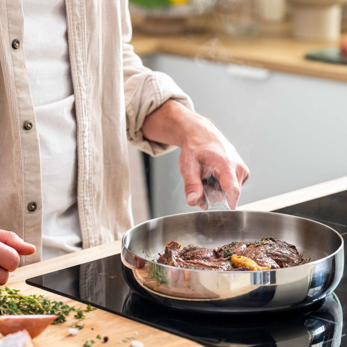 Belly-frying-pan-24-cm-stainless-steel-steak