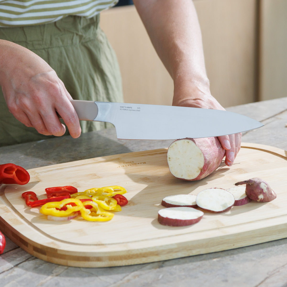 Elements-Chef's-Knife-19,6-cm-Sand-lifestyle