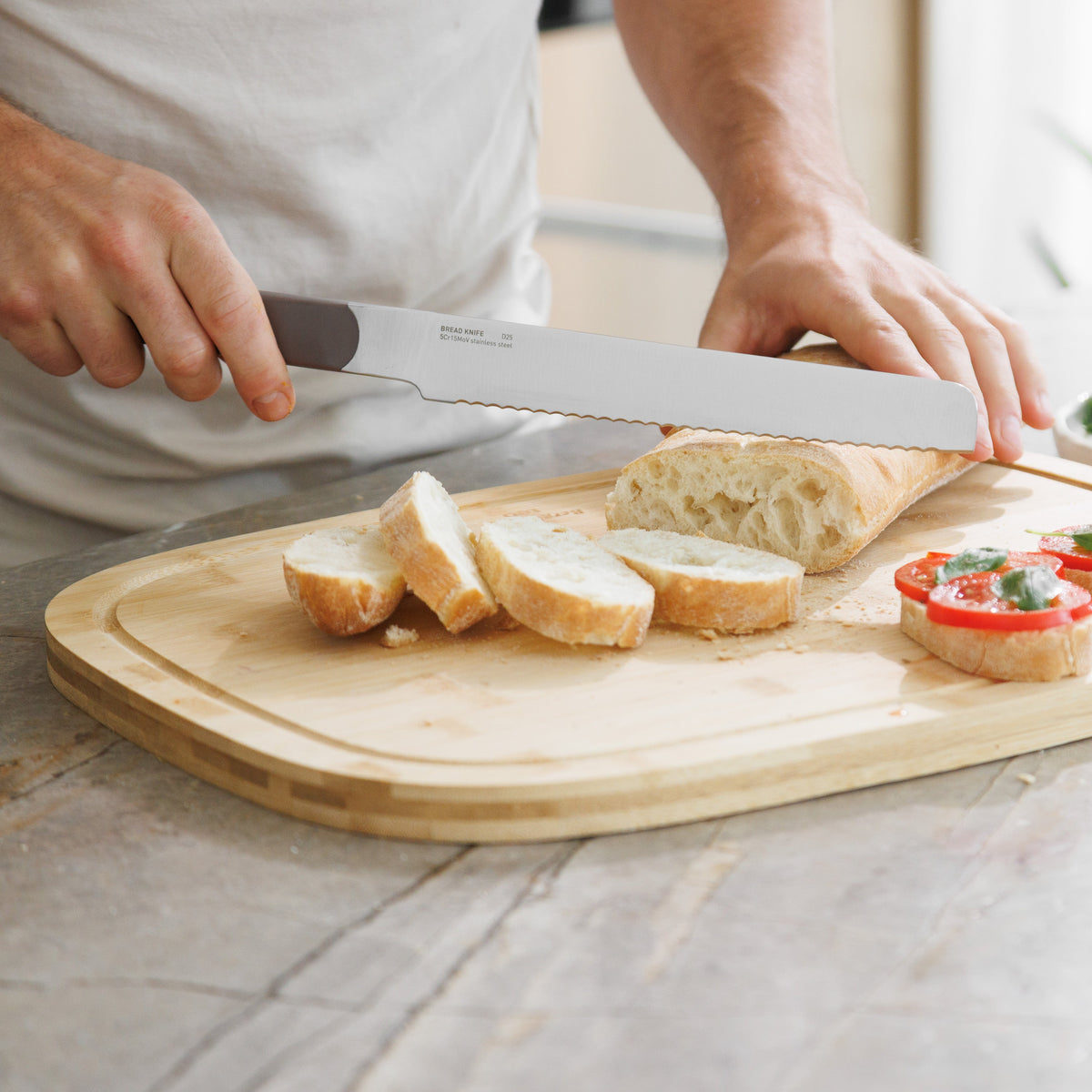 Elements-bread-knife-20-cm-aubergine-lifestyle
