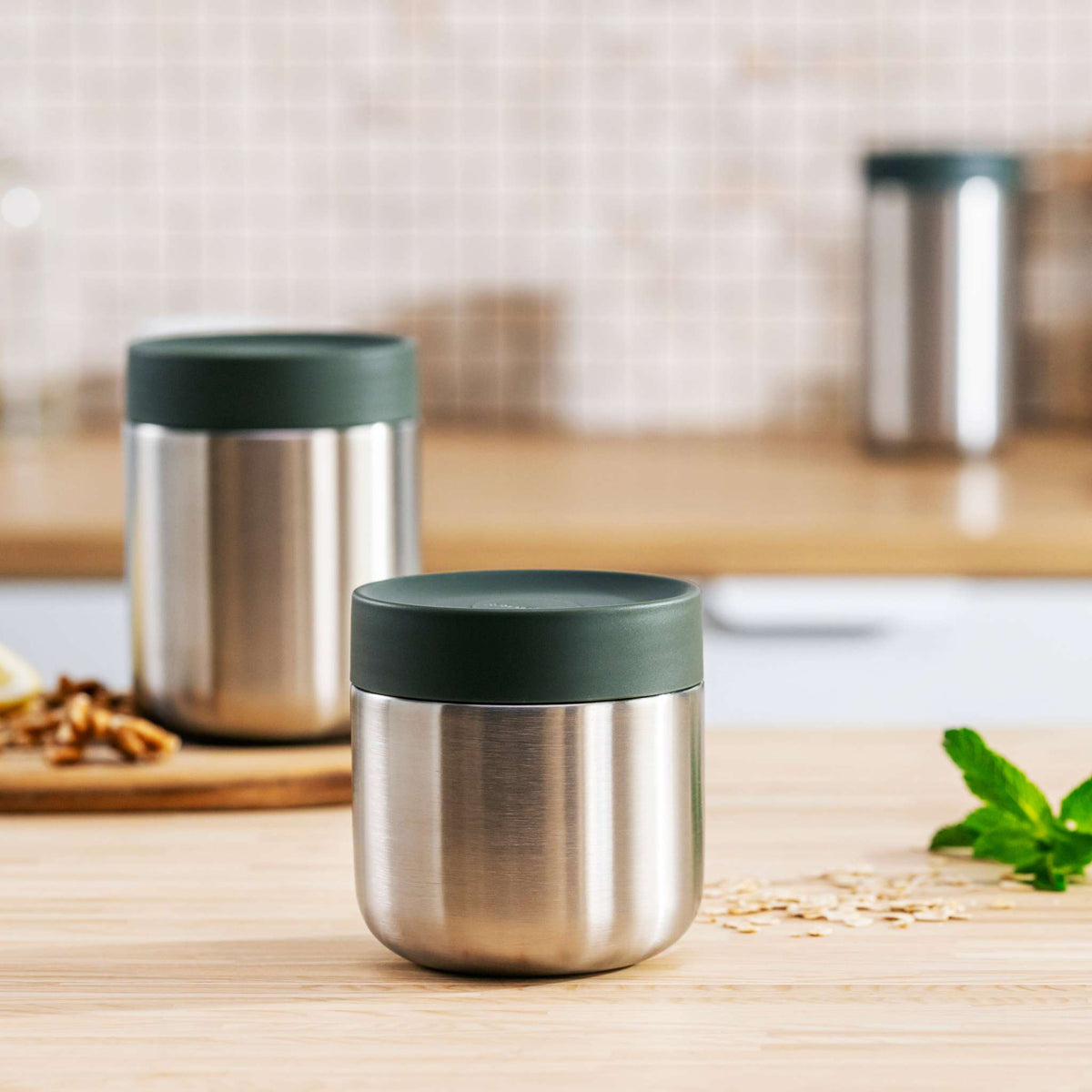 Nommie-snackable-food-jar-khaki-steel-35CL-1